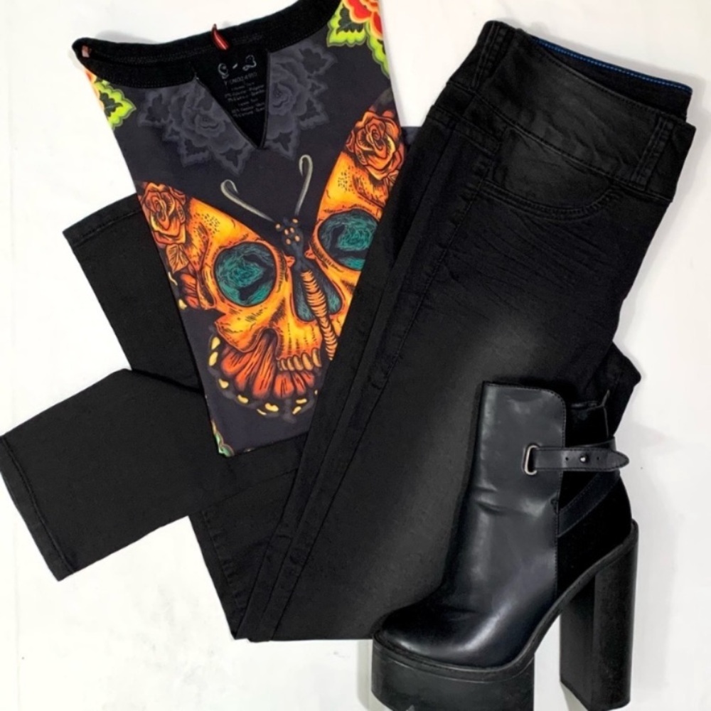 LOVEsick Black 3-Button Super Skinny Sand Washed
Jeggings- 9